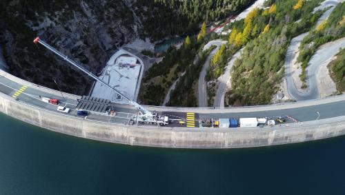 Il plazzal da lavur cul grü per sgürar sülla Punt dal Gall a Livigno our da la perspectiva d’utschè (fotografia: Ouvras Electricas Engiadina).