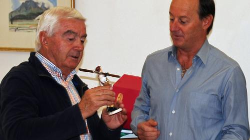 Dumeng Giovanoli survain ün skiunzin intaglià dal neiv da Helmut Schmalzl (anteriur skiunz d’elita). (fotografia: David Lardschneider).