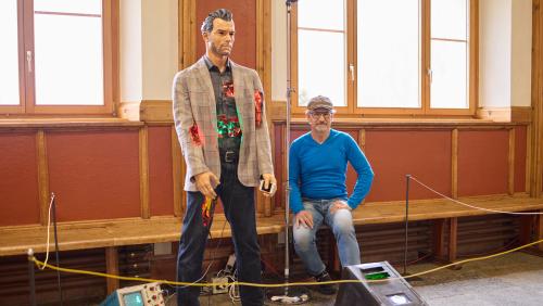 Il Analog-Digital-Disorder-Man in chasa da scoula a Scuol, scurzni ADD-Man. Sper el es seis creader, l’artist René Fritschi (fotografia: Michael Steiner).