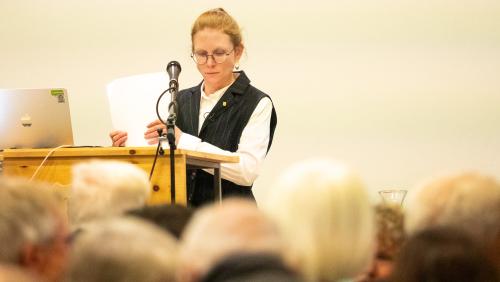 Will jetzt erst recht weiterkämpfen: Selina Nicolay, die Präsidentin der Stiftung Gesundheitsversorgung Oberengadin. Hier während der Gemeindeversammlung in Bever mit einem Blick auf die Resultate aus anderen Gemeinden. Foto: Jon Duschletta