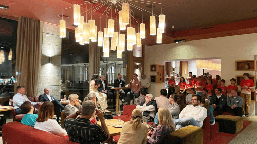 Donaturas e donaturs, sponsuras e sponsurs ed atletas ed atlets a la saira charitativa (fotografia: RTR)