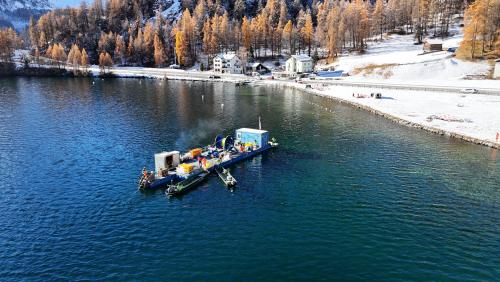 Das Ziel ist erreicht. In Plaun da Lej wird der Rest des Kabels von der Bobine abgerollt und an Land  gezogen. 	Foto: Jérémy Badertscher 