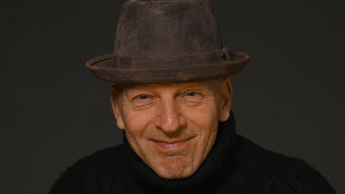 Tim Krohn: Der deutschstämmige Erfolgsautor aus Sta. Maria sucht – etwas resigniert – sein Seelenheil vermehrt in der Musik statt in Krimis und Romanen. Foto: Nina Mann