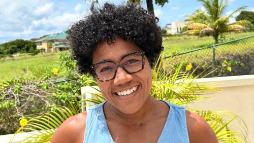 Jennifer Scantlebury es creschüda sü a Zernez, es magistra da linguas e viva daspö duos ons a Barbados, inua ch’ella instruischa al college naziunal (fotografia: mad)