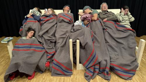 Durmir in üna stanza singula nun es dat a minchün. fotografia: Gruppa da teater Scuol