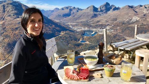 Jessica fühlt sich wohl in St. Moritz und geniesst es, zusammen mit ihrer Familie das Engadin zu entdecken. Vor allem die Ausflüge in die Berge haben es ihr angetan, davon kann man in New York nur träumen. Foto: Silvan Caderas