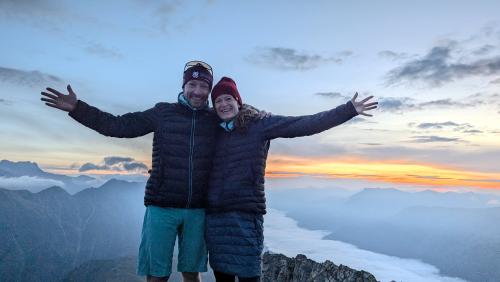 Karin und Jan morgens auf dem Piz Padella vor einem imposanten Sonnenaufgang. Foto: Jan Bill und Karin Rötheli