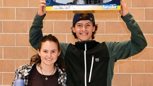 Sieg nach Punkten: Nina und Marius Balz lagen am Ende des Jubiläums-Badminton-Turniers mit 188 Zählern vorne und gewannen damit den Titel in der Kategorie 1. Foto: Badminton Club Engiadina