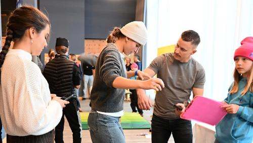 Nevin Galmarini in führender und unterstützender Funktion bei einer Koordinations-Challenge. Foto: Sina Margadant