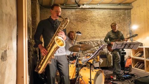 Die Berliner Jazzformation «Witold», v. l: Uli Kempendorff, Moritz Baumgärtner und Kalle Kalima. Fotos: Jon Duschletta