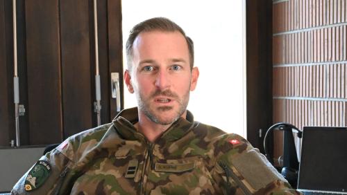 Silvio Kühne ist Berufsoffizier, Oberstleutnant und Kommandant der M Flab, Abt 32. Er sagt, dass der Schiessplatz in S-chanf für die Fliegerabwehr essenziell ist. Foto: Reto Stifel