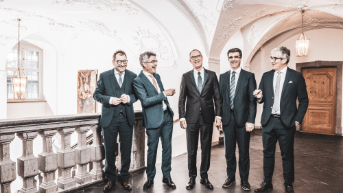 Damals hatten die Regierungsräte noch gut lachen (von links): Peter Peyer, Mario Cavigelli, Christian Rathgeb,  Marcus Caduff und Jon Domenic Parolini. Von der Regierung des Jahres 2020 sind drei noch im Amt (Foto: Kanton GR).