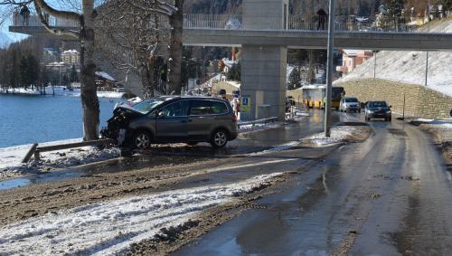 Fahrzeug steht am Strassenrand auf einem Zaun in Nähe zu einem Baum (Foto: Kantonspolizei Graubünden).
