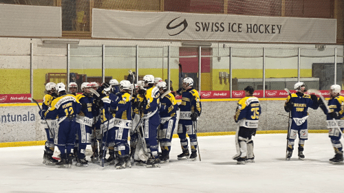 Die Spieler des CdH Engiadina feiern den dritten Sieg in Serie (Foto: Nicolo Bass).
