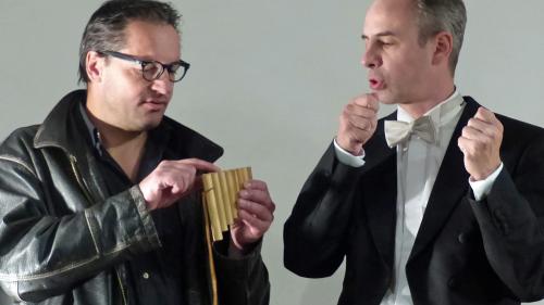 Il cellist Alain Schudel (a dretta) declera ad Andrea Matossi da Scuol la rolla da Papagenus (fotografia: Flurin Andry).