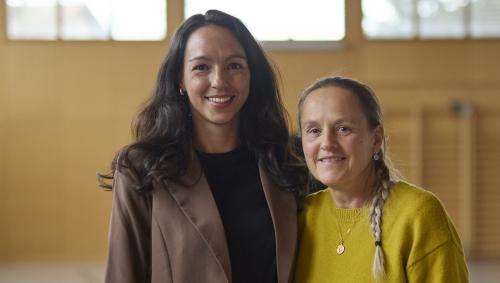 Francesca Schärli (a schnestra) ha surtut la schefredacziun da Madlaina Schloeth chi s’ha ingaschada 16 ons per lAviöl (fotografia: Martin Camichel).