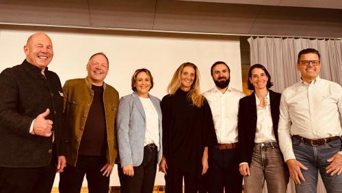 Von links: Gemeindepräsident Daniel Bosshard, Patrick Meier, Christina Eilert-Chiesa, Clarita Wyss, Alexander Kefalas, Nina Pfiffner und Patrik Casagrande. Foto: Curdin Gini