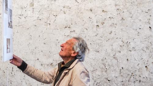 Künstler Gian Pedretti im Jahr 2016 als Besucher einer Ausstellung in der Stalla Madulain. Archivfoto: Jon Duschletta