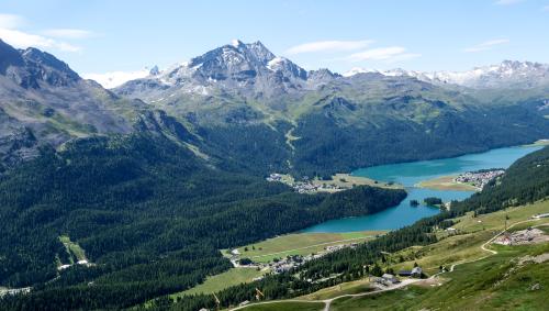Keine Zersiedelung dank den Schutzverträgen zwischen den Gemeinden und der Pro Lej da Segl. Foto: Jon Duschletta
