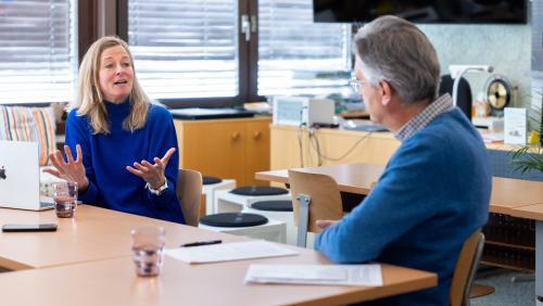 Anne-Marie Flammersfeld und Maurizio Pirola diskutierten über die Initiative "Schule bleibt in St. Moritz". Foto: Jean-Marie Delnon