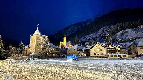 Il cumün da Zernez fa quint i'l preventiv dal quint da success 2026 cun ün guadogn da bundant 365'000 francs. fotografia: Jon Duschletta