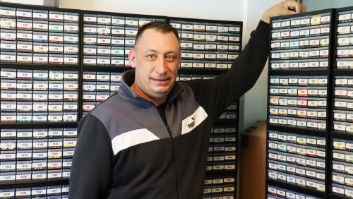 Marco Egua ha drivi in october 2023 üna butia online, chi fa commerzi cun legos e chi vain gestiunada da Müstair oura (fotografia: Martin Camichel).