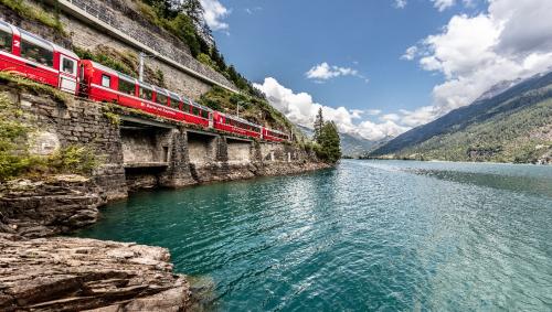 Bernina Express am Lago di Poschiavo. Foto:RhB/Andrea Badrutt