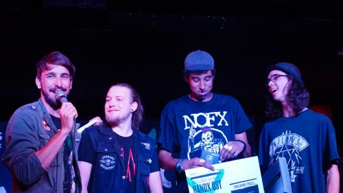 Die Engadiner Band «Reat» mit dem Publikumspreis des ersten «bandXost»-Contest 2016. Foto: Jon Duschletta 