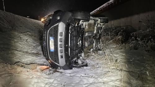 Das Auto kam auf der Seite liegend in einer böschung zum Stillstand. Foto: Kantonspolizei Graubünden
