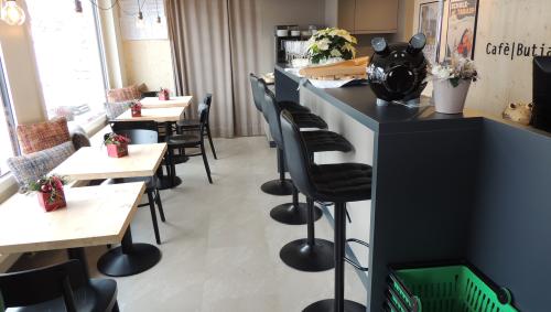 Il cafè separà da la butia da Tarasp (fotografia: Benedict Stecher).