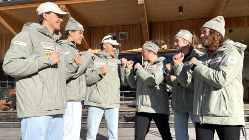 Ils fradgliuns Isai e Noe Näff, Roman e Fabienne Adler e Marina e Nadja Kälin (da schnestra) s’han tuots decis pel passlung (fotografia: RTR).