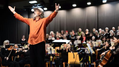 Urs Leonhardt Steiner tuorna cul Golden Gate Symphony Orchestra a Scuol per preschantar Carmina Burana illa Halla Gurlaina (fotografia: Dominik Täuber).