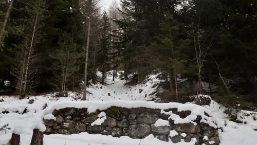 Las restaunzas da la schanza d’Arpiglia a Zuoz cul muot da saglir in mür sech (fotografia: Martin Camichel).