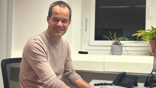 Gerhard Hauser es manader dal servezzan da persunal pro’l Center da Sandà Engiadina Bassa e respunsabel per 475 collavuraturas e collavuraturs (fotografia: Nicolo Bass).