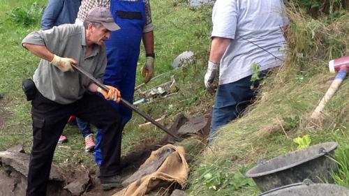Cun forzas unidas vain missa al dret lö la crappa pel mür sech (fotografia: Annatina Filli).