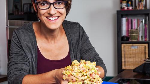 Nina Padrun da Lavin s’ha annunzchada per «Landfrauenküche». Ella cuschina fich gugent e prepara quia canödels fats svess (fotografia: SRF/Ueli Christoffel).