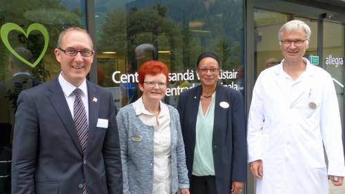 Christian Rathgeb ha lodà la lavur dals respunsabels dal CSVM, quia cun Judith Fasser, Gabriella Binkert-Becchetti e Theodor von Fellenberg davant il Center da sandà regiunal a Sta. Maria (fotografia: Flurin Andry).