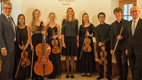 Ils giasts d’onur Jon Domenic Parolini e l’ambaschadura ollandaisa Anne Luwema e'l manader artistic Anthony Zielhorst cun l’orchester dal 1. Piz Amalia Music Festival (fotografia: Dominik Täuber).