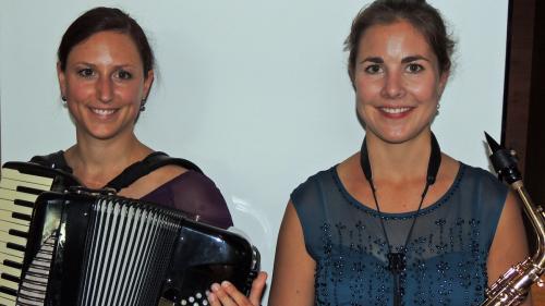 Las duos musicistas Olivia Steimel (a schnestra) e Lisa Wyss han manà tuns insolits illa bar dal Hotel Belvédère a Scuol (fotografia: Benedict Stecher).