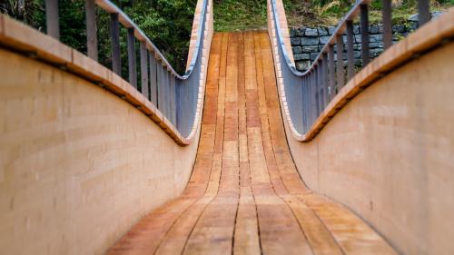 Blick auf die neue «Güstizia»-Fussgängerbrücke zwischen Zernez und Susch. Foto: Jon Duschletta