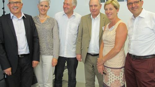 Von links: Christian Fanzun, Susanna Fanzun, Christof Rösch, Hans-Jörg Heusser, Urezza Famos und Martin Jäger haben am offiziellen Festakt Reden gehalten und hatten Freude am neu eröffneten Center Nairs. Foto: Elisabeth Bardill