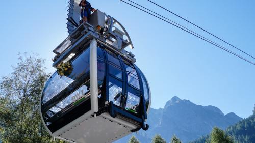 Eine der beiden neuen Panoramakabinen der Werkseilbahn Albigna der ewz. Foto: Jon Duschletta