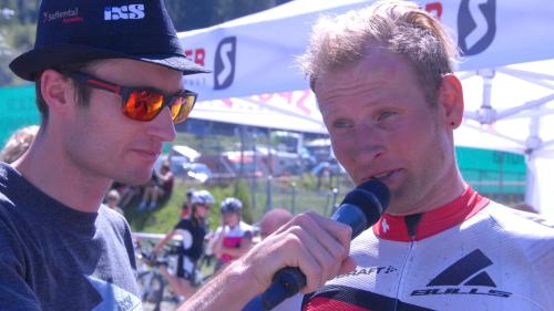 Der Sieger Urs Huber im Interview mit dem letztjährigen Gewinner Lukas Buchli (Foto: Nicolo Bass).