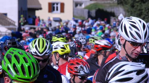 Viele Teilnehmer geniessen das wundervolle Wetter am Nationalpark Bike-Marathon (Foto: Nicolo Bass).
