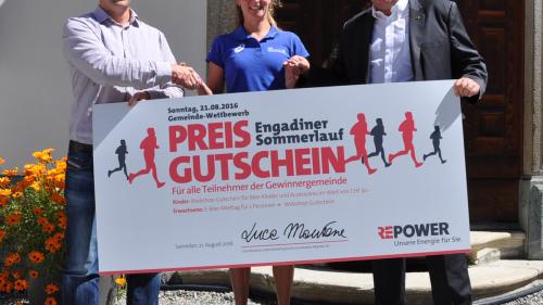 Von links: Giacum Krüger von Repower übergab in Anwesenheit der OK-Präsidentin des Engadiner Sommerlaufs Anne-Marie Flammersfeld symbolisch einen Gutschein an Jon Fadri Huder, Gemeindepräsident von Samedan. Foto: z. Vfg