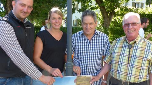 Ils partenaris han pudü far festa: Philipp Kemmler dal turissem regiunal, Enrica Cadonau da las Pendicularas Motta Naluns, Gian Janett da l’AutoDaPosta e l’hotelier Edwin Lehmann (fotografia: Flurin Andry).