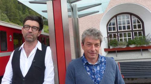 Ils co-presidents da «Nossa staziun», Hans Schmid e Jürg Wirth (da schnestra), s’ingaschan per la staziun existenta da Lavin (fotografia: Flurin Andry).