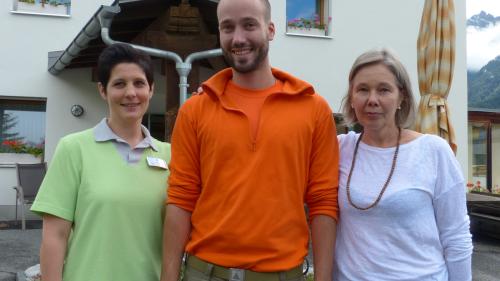 Tina Angerer (a schnestra) e Päivi Karvinen cun Florian Baur, el maina la gruppa dals homens da la protecziun civila a Scuol (fotografias: Flurin Andry).