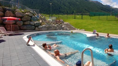 D’instà pon ils giasts dal Bogn da famiglia a Zernez eir star a sulai sül prà sper il batschigl extern. Il bogn cuernà vain dovrà eir da las scolaras e scolars dal cumün (fotografia: Bogn Zernez).