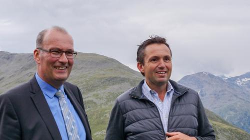V.l.n.r: Markus Ritter, Nationalrat und Präsident des Schweizer Bauernverbandes und Thomas Roffler, Präsident des Bündner Bauernverbandes, auf Muottas Muragl. Foto: Jon Duschletta 